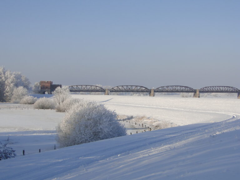 Winterbeeld Domitzer Eisenbahnbrücke